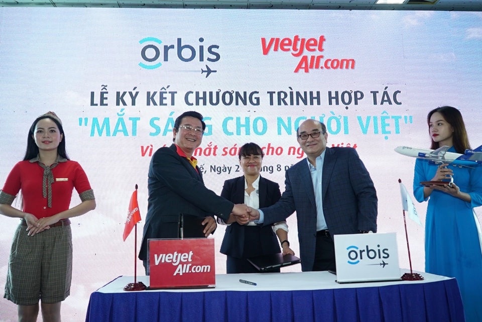 Vietjet đồng hành cùng bệnh viện bay trên không mang “Mắt sáng cho người dân” - 4 Vietjet đồng hành cùng bệnh viện bay trên không mang “Mắt sáng cho người dân” - 4
