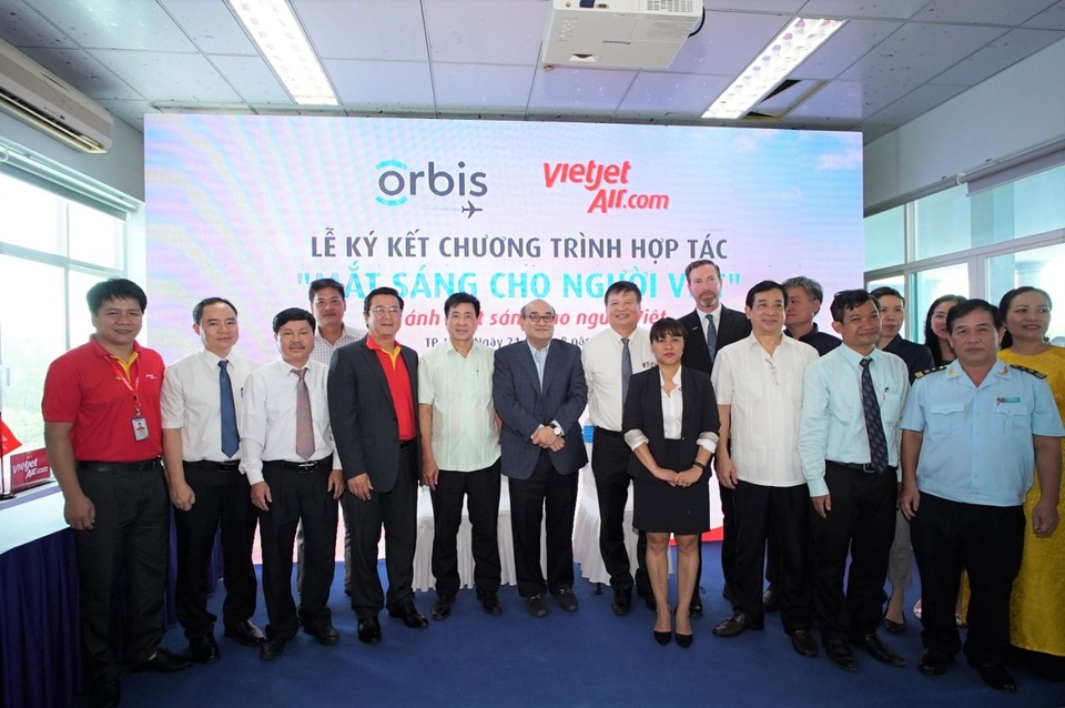 Vietjet đồng hành cùng bệnh viện bay trên không mang “Mắt sáng cho người dân” - 5 Vietjet đồng hành cùng bệnh viện bay trên không mang “Mắt sáng cho người dân” - 5