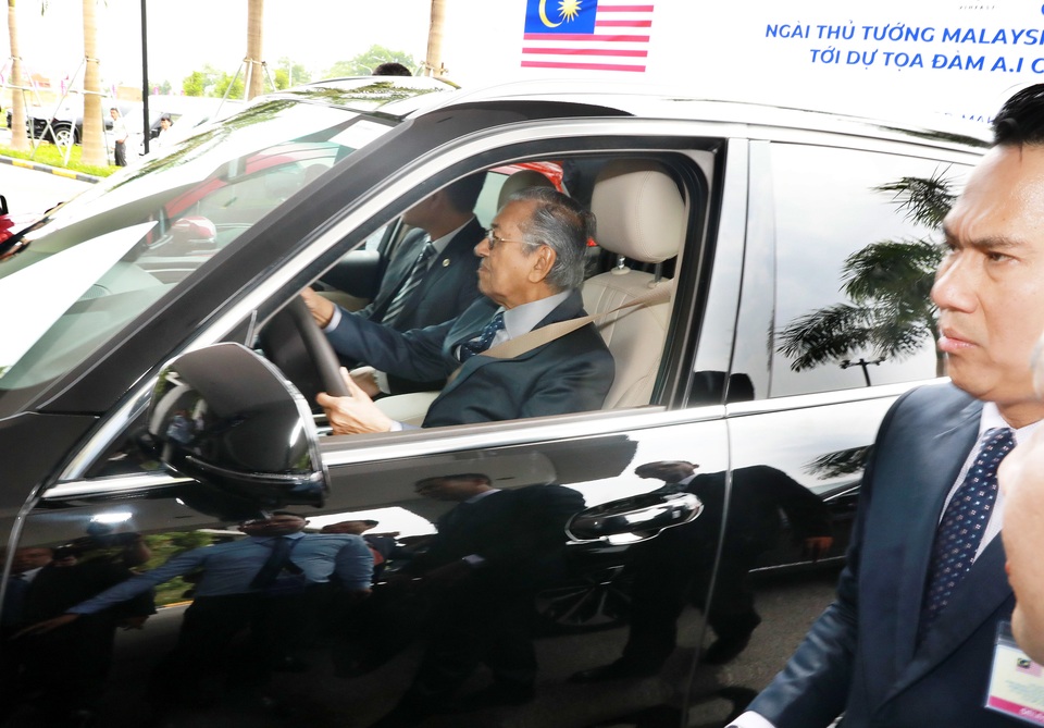Thủ tướng Malaysia lái thử xe VinFast Lux tại Hà Nội - 2 Thủ tướng Malaysia lái thử xe VinFast Lux tại Hà Nội - 2