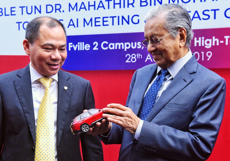 Thủ tướng Malaysia lái thử xe VinFast Lux tại Hà Nội - 6 Thủ tướng Malaysia lái thử xe VinFast Lux tại Hà Nội - 6