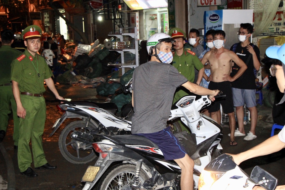 Xuyên đêm dập tắt đám cháy tại nhà máy bóng đèn phích nước Rạng Đông - 8 Xuyên đêm dập tắt đám cháy tại nhà máy bóng đèn phích nước Rạng Đông - 8