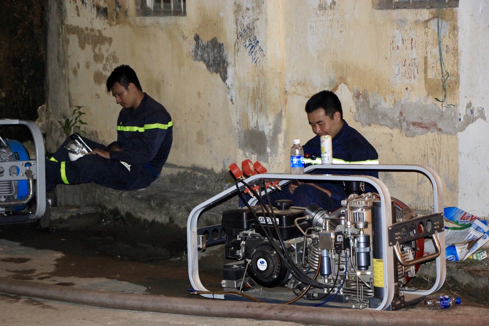 Xuyên đêm dập tắt đám cháy tại nhà máy bóng đèn phích nước Rạng Đông - 5 Xuyên đêm dập tắt đám cháy tại nhà máy bóng đèn phích nước Rạng Đông - 5