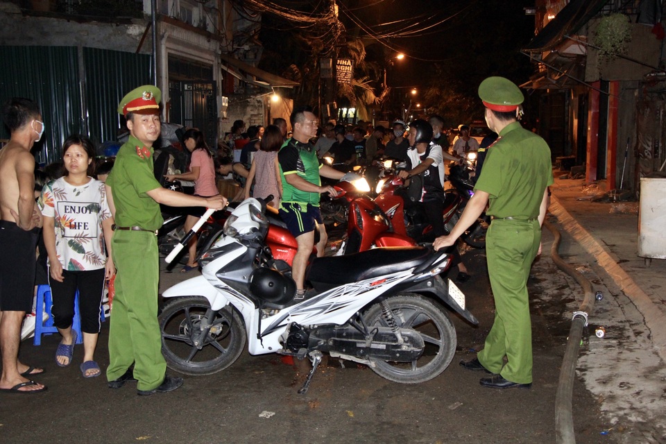 Xuyên đêm dập tắt đám cháy tại nhà máy bóng đèn phích nước Rạng Đông - 9 Xuyên đêm dập tắt đám cháy tại nhà máy bóng đèn phích nước Rạng Đông - 9