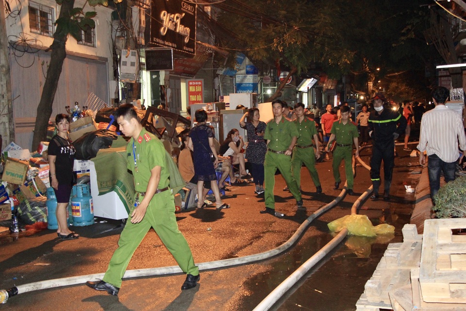 Xuyên đêm dập tắt đám cháy tại nhà máy bóng đèn phích nước Rạng Đông - 14 Xuyên đêm dập tắt đám cháy tại nhà máy bóng đèn phích nước Rạng Đông - 14