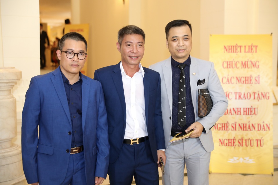 Các nghệ sĩ gạo cội được con cháu dìu đến nhận danh hiệu Nghệ sĩ Nhân dân - 14 Các nghệ sĩ gạo cội được con cháu dìu đến nhận danh hiệu Nghệ sĩ Nhân dân - 14