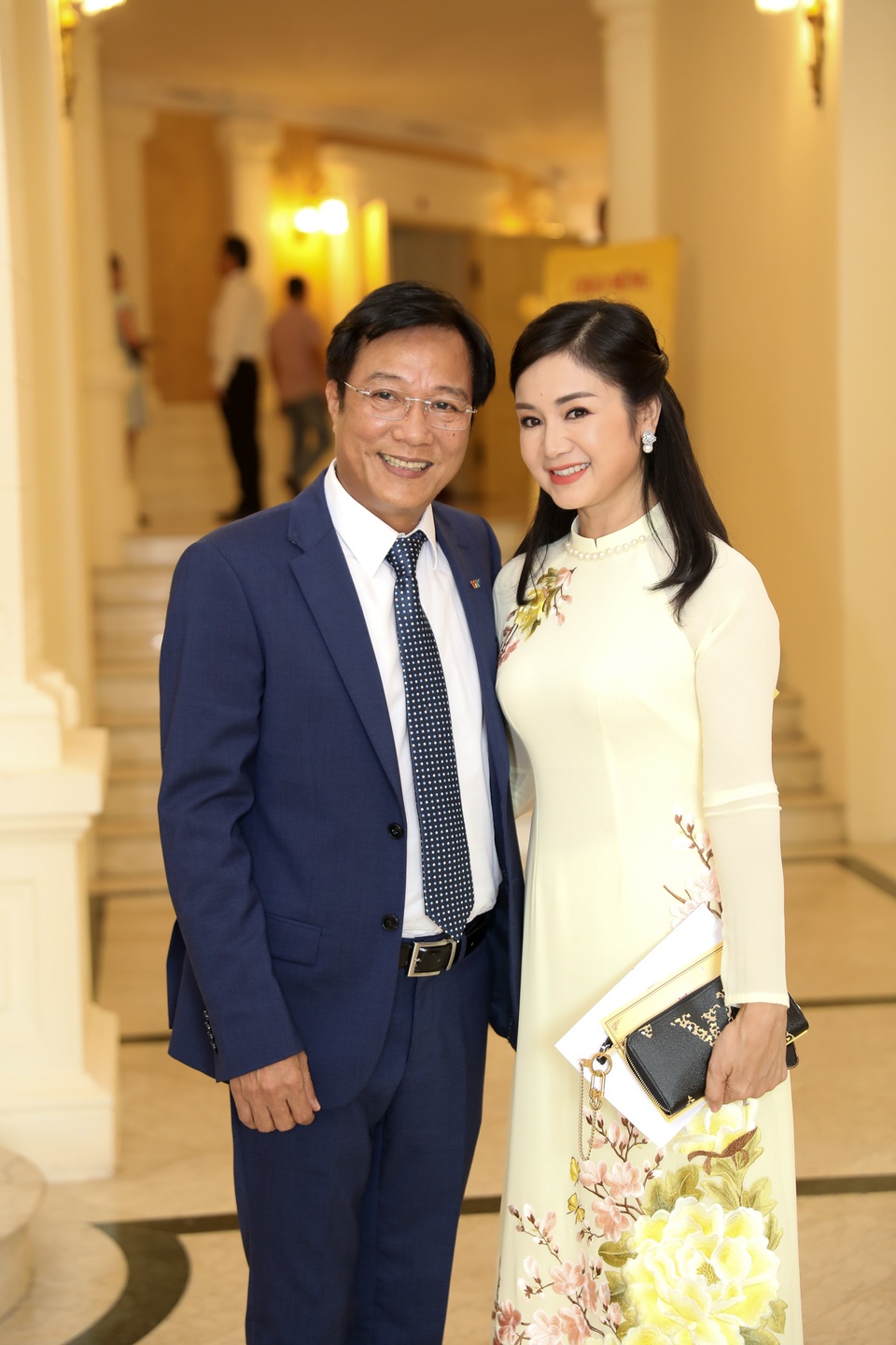 Các nghệ sĩ gạo cội được con cháu dìu đến nhận danh hiệu Nghệ sĩ Nhân dân - 9 Các nghệ sĩ gạo cội được con cháu dìu đến nhận danh hiệu Nghệ sĩ Nhân dân - 9