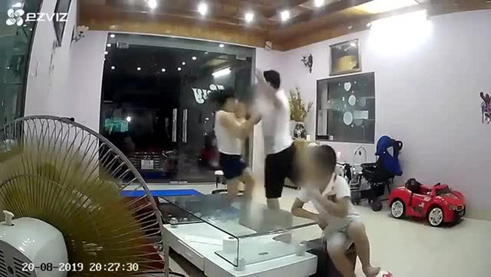 Người đàn ông tung cước đánh vợ trước mặt con nhỏ không phải là võ sư - 2 Người đàn ông tung cước đánh vợ trước mặt con nhỏ không phải là võ sư - 2