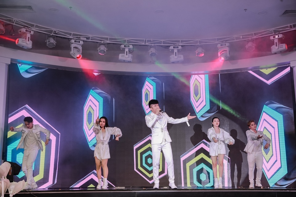 Đan Trường vẫn trẻ trung ở tuổi ngoài 40 - 6