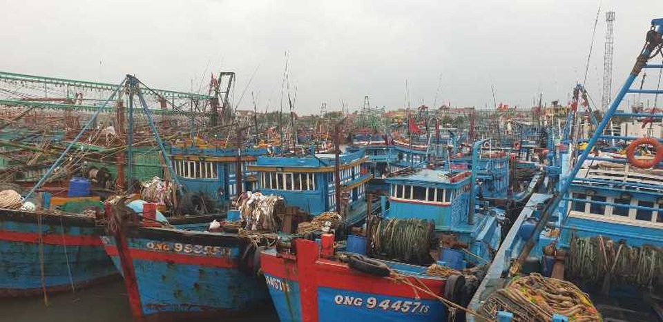 Hai tàu cá cùng 31 ngư dân gặp nạn khi đi tránh bão số 4 - 2 Hai tàu cá cùng 31 ngư dân gặp nạn khi đi tránh bão số 4 - 2