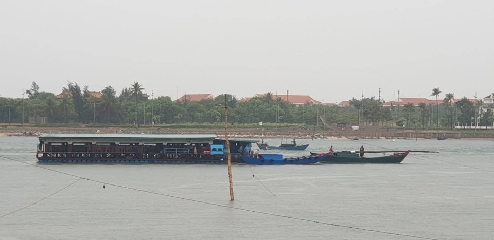 Nhiều tỉnh miền Trung hối hả chống bão - 7 Nhiều tỉnh miền Trung hối hả chống bão - 7