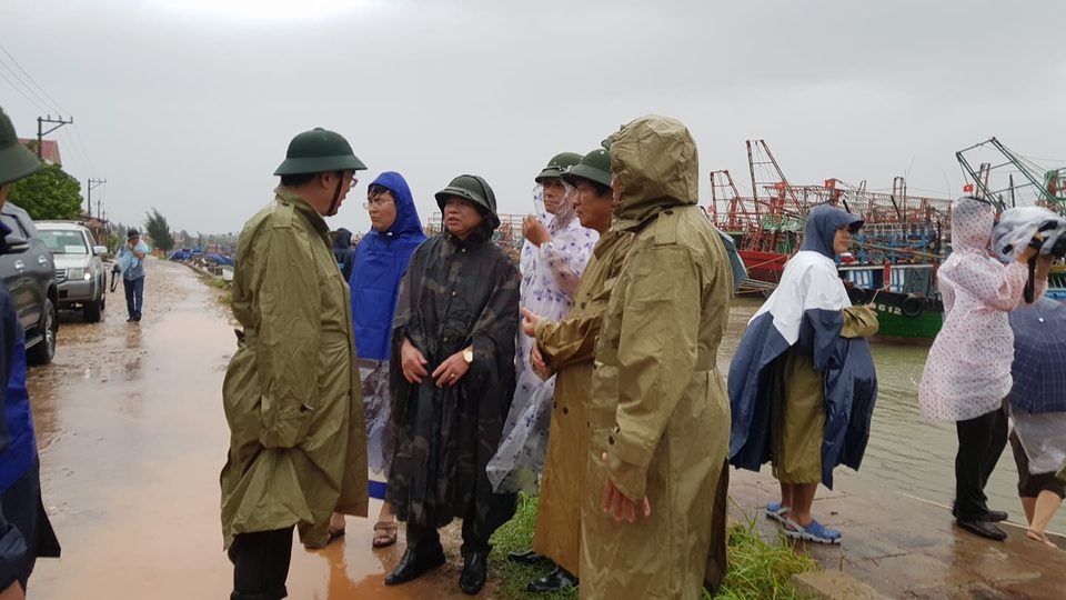 Tìm mọi cách để ứng phó khi bão số 4 sắp đổ bộ - 9 Tìm mọi cách để ứng phó khi bão số 4 sắp đổ bộ - 9