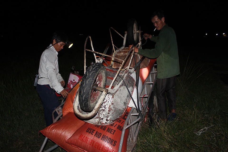 Nông dân gặt đêm “chạy” bão số 4 - 2