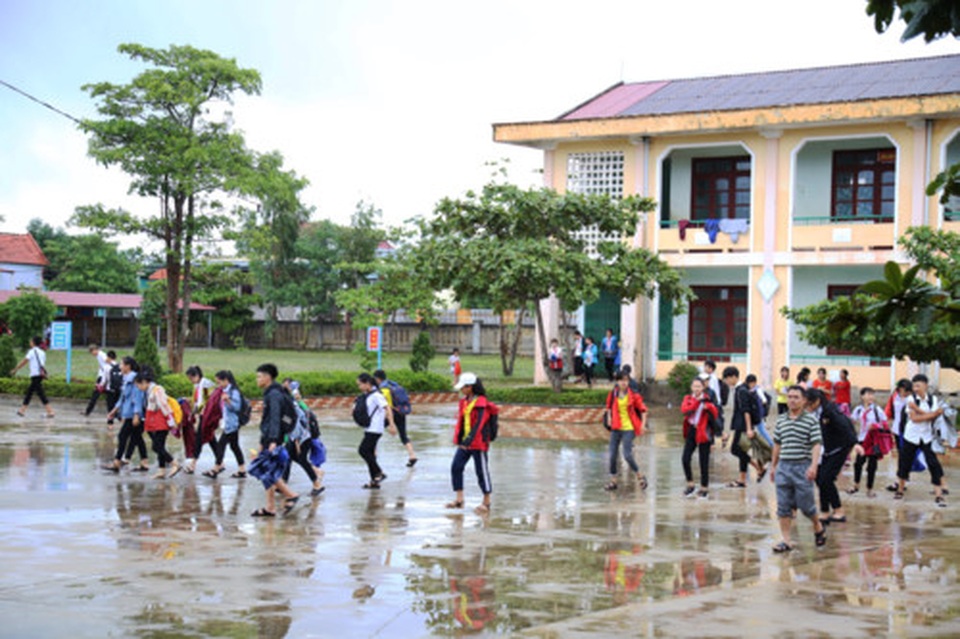 Quảng Bình: Chủ động cho học sinh nghỉ học để đảm bảo an toàn trong bão số 4 - 2 Quảng Bình: Chủ động cho học sinh nghỉ học để đảm bảo an toàn trong bão số 4 - 2
