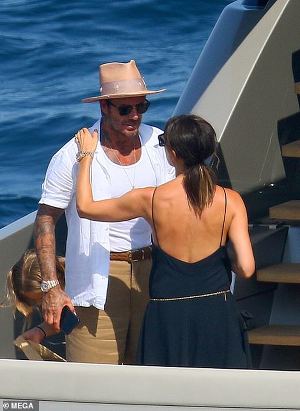 Khoảnh khắc ngọt ngào của Victoria Beckham bên chồng - 3 Khoảnh khắc ngọt ngào của Victoria Beckham bên chồng - 3