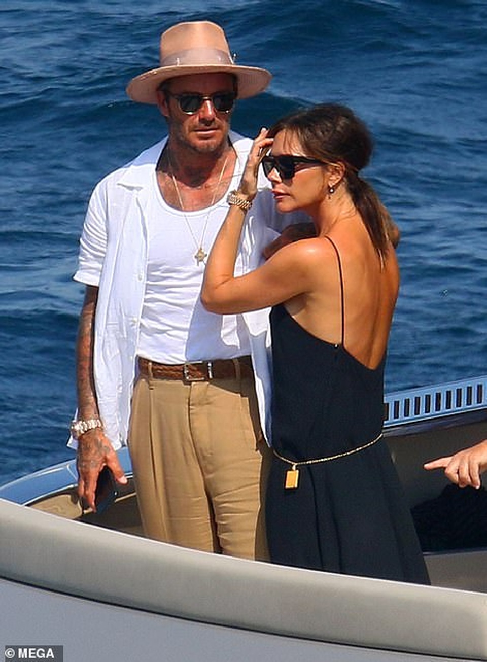 Khoảnh khắc ngọt ngào của Victoria Beckham bên chồng - 1 Khoảnh khắc ngọt ngào của Victoria Beckham bên chồng - 1