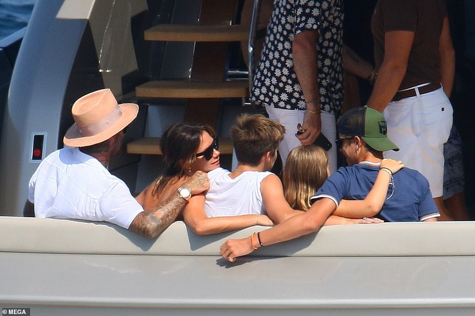 Khoảnh khắc ngọt ngào của Victoria Beckham bên chồng - 8 Khoảnh khắc ngọt ngào của Victoria Beckham bên chồng - 8