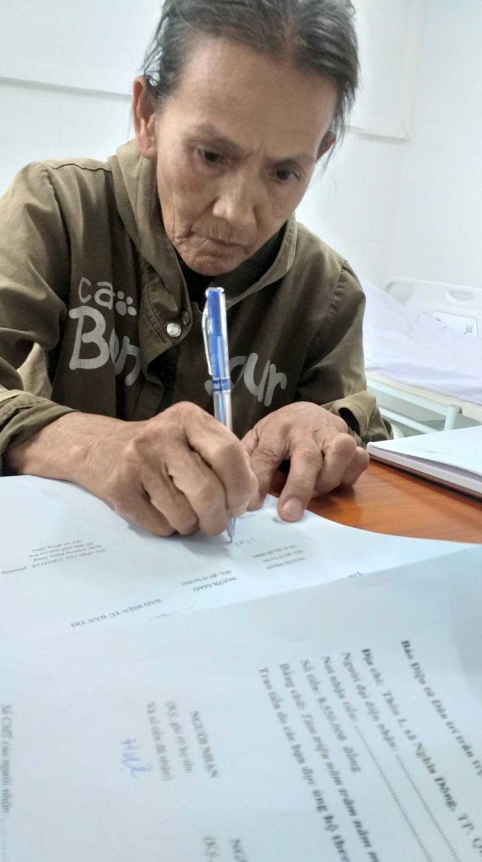 Người đàn bà âm thầm trả lễ đính hôn được bạn đọc Dân trí giúp gần 64 triệu đồng - 1 Người đàn bà âm thầm trả lễ đính hôn được bạn đọc Dân trí giúp gần 64 triệu đồng - 1