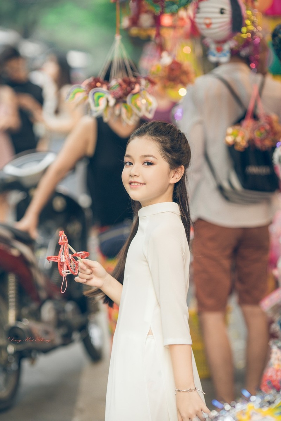 Bé gái 8 tuổi xinh như thiên thần dạo phố mùa Trung thu - 1 Bé gái 8 tuổi xinh như thiên thần dạo phố mùa Trung thu - 1