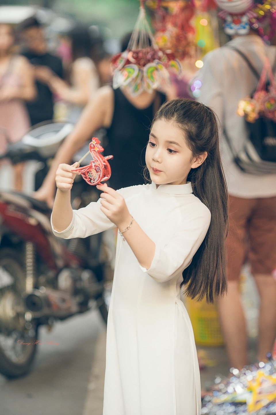 Bé gái 8 tuổi xinh như thiên thần dạo phố mùa Trung thu - 2 Bé gái 8 tuổi xinh như thiên thần dạo phố mùa Trung thu - 2