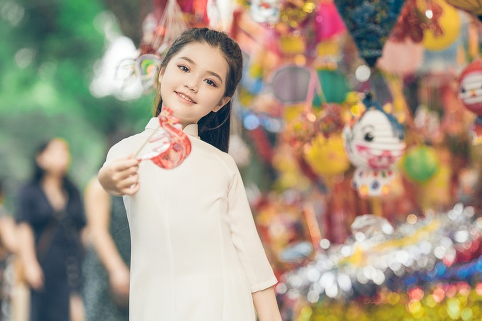 Bé gái 8 tuổi xinh như thiên thần dạo phố mùa Trung thu - 3 Bé gái 8 tuổi xinh như thiên thần dạo phố mùa Trung thu - 3