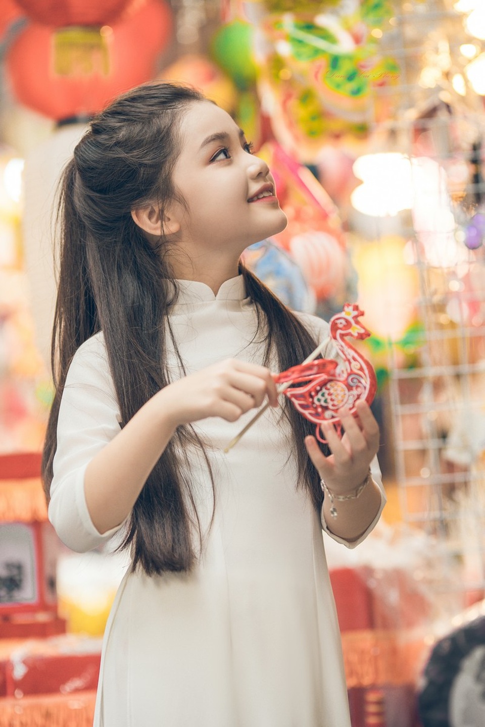 Bé gái 8 tuổi xinh như thiên thần dạo phố mùa Trung thu - 4 Bé gái 8 tuổi xinh như thiên thần dạo phố mùa Trung thu - 4