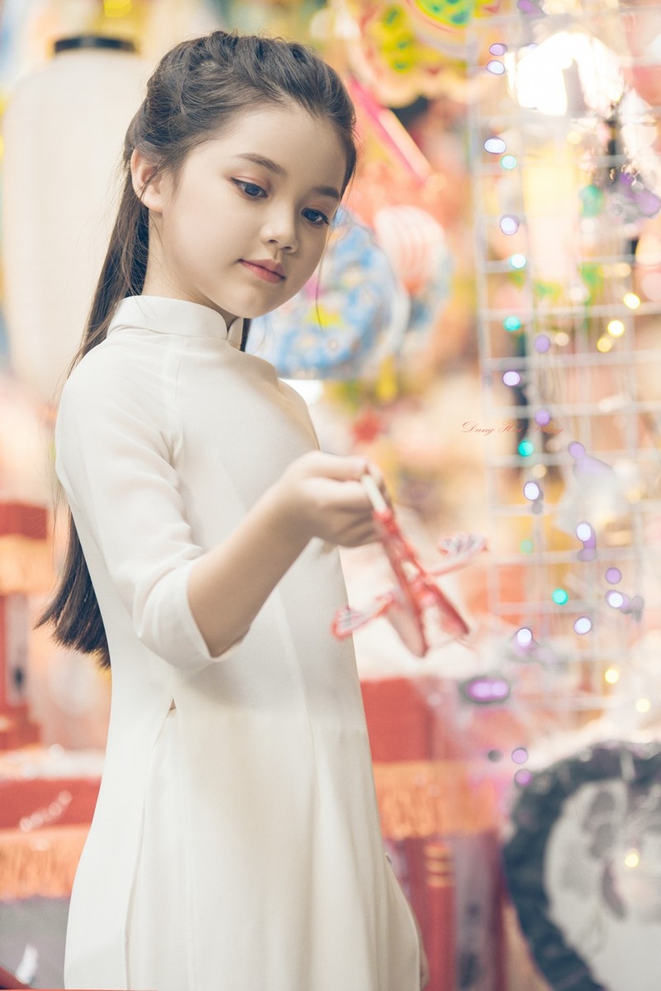 Bé gái 8 tuổi xinh như thiên thần dạo phố mùa Trung thu - 5 Bé gái 8 tuổi xinh như thiên thần dạo phố mùa Trung thu - 5