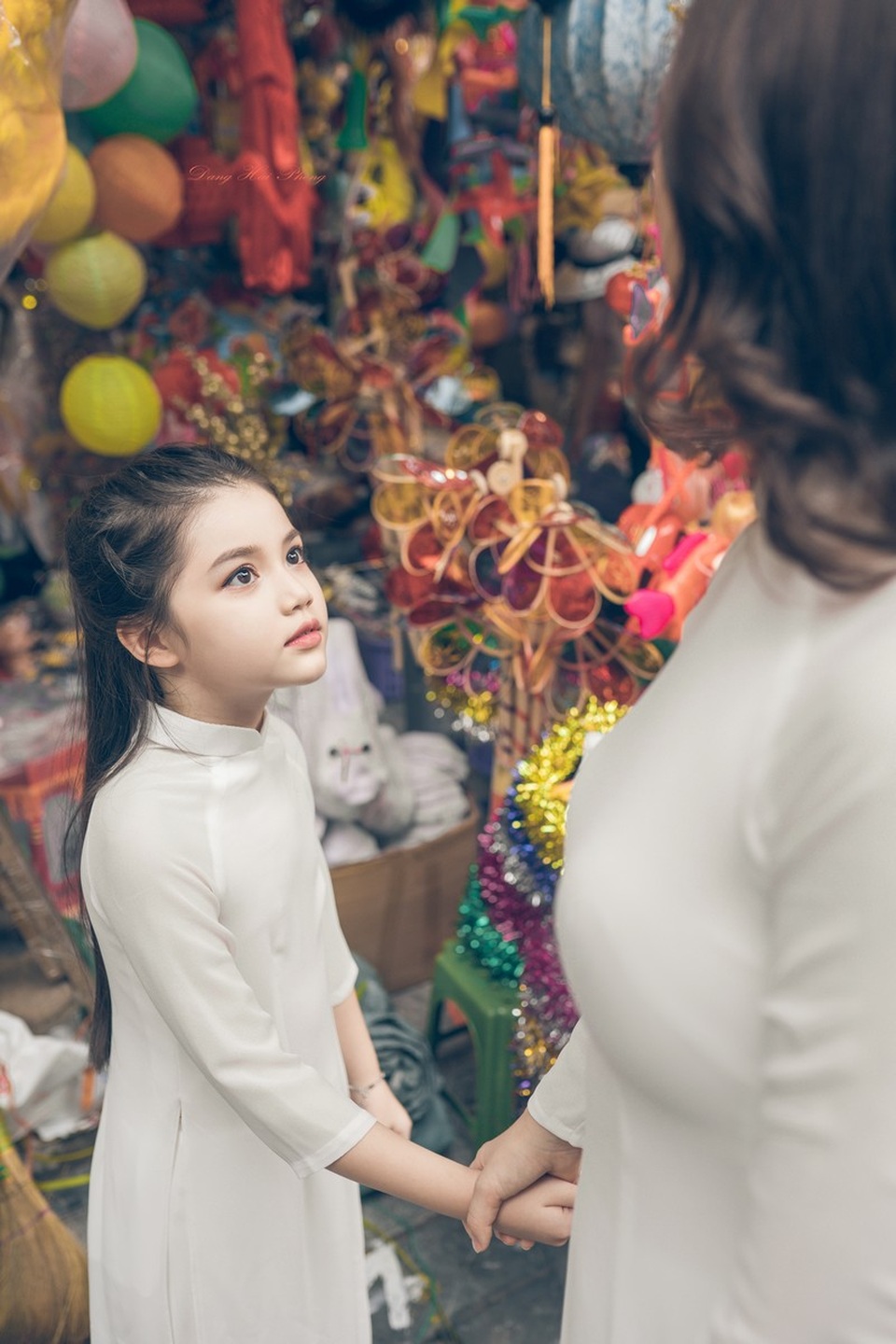Bé gái 8 tuổi xinh như thiên thần dạo phố mùa Trung thu - 6 Bé gái 8 tuổi xinh như thiên thần dạo phố mùa Trung thu - 6