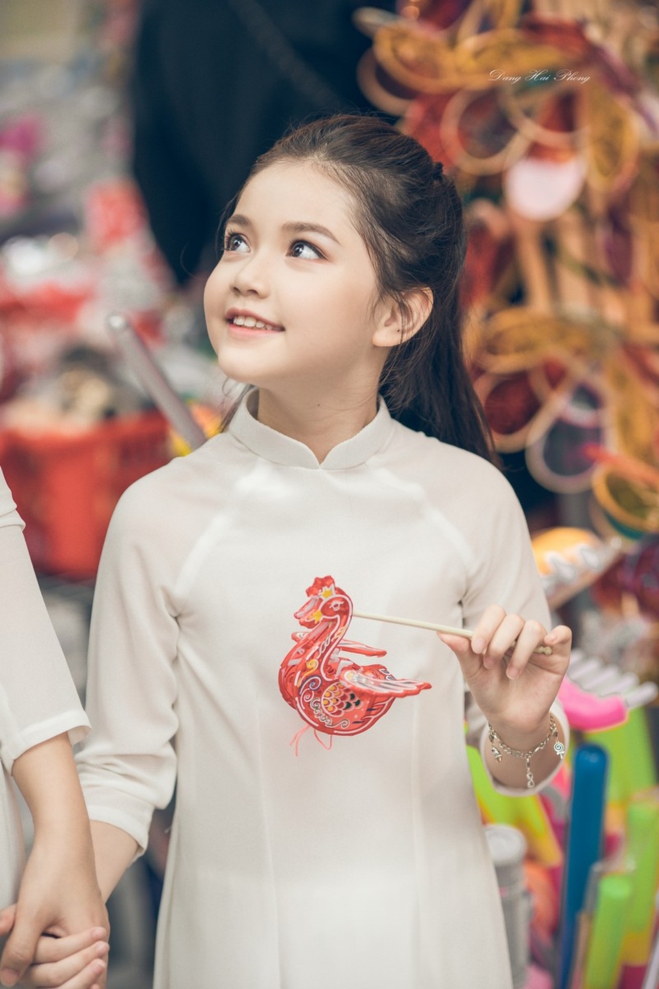 Bé gái 8 tuổi xinh như thiên thần dạo phố mùa Trung thu - 8 Bé gái 8 tuổi xinh như thiên thần dạo phố mùa Trung thu - 8