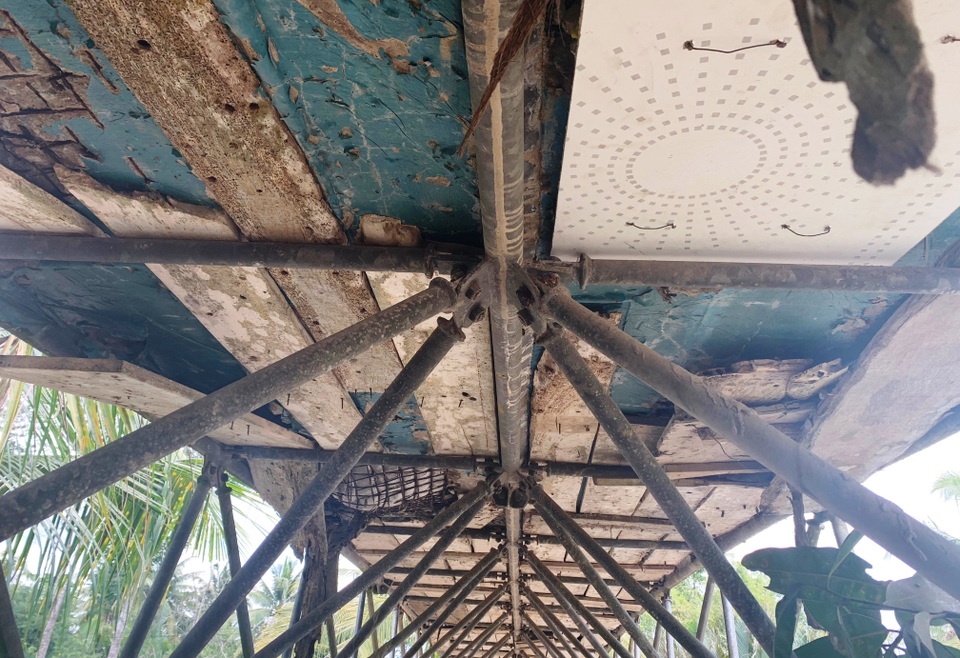 Tính mạng hàng trăm học sinh và người dân đung đưa theo cây cầu - 2 Tính mạng hàng trăm học sinh và người dân đung đưa theo cây cầu - 2