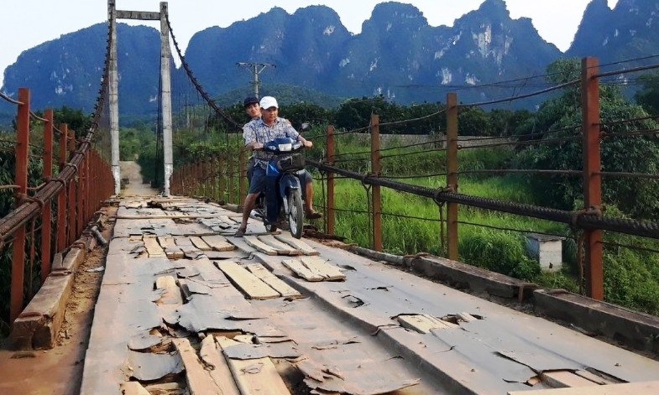 Sửa cây cầu treo “nát bét” để người dân không còn phải “nín thở” qua sông - 2