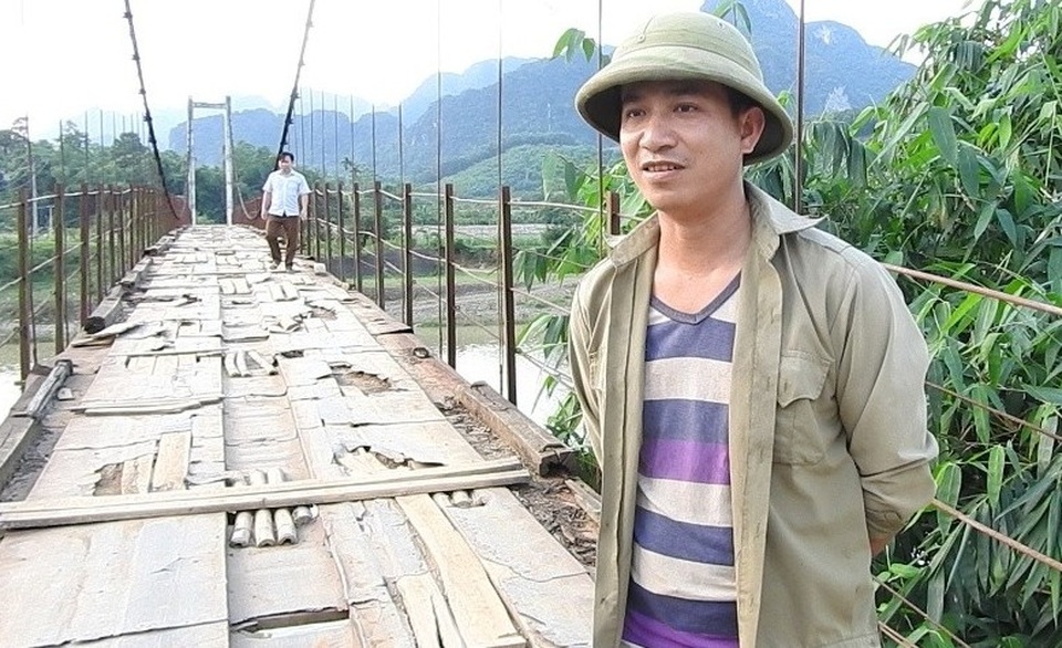 Cận cảnh cầu treo “nát bét”, người dân nín thở mỗi lần qua sông - 8