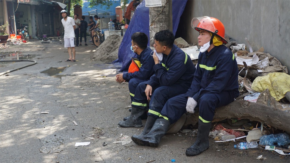 Tiếp tục phun nước vào vụ cháy kinh hoàng ở Công ty Rạng Đông - 4 Tiếp tục phun nước vào vụ cháy kinh hoàng ở Công ty Rạng Đông - 4