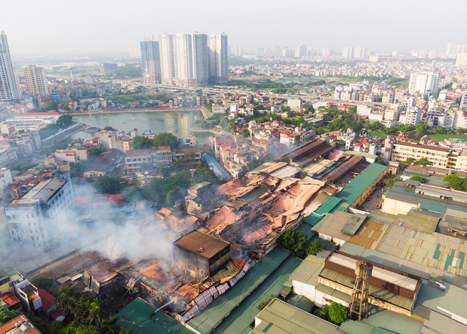 Cảnh đổ nát sau vụ cháy nhà máy bóng đèn Rạng Đông - 1 Cảnh đổ nát sau vụ cháy nhà máy bóng đèn Rạng Đông - 1