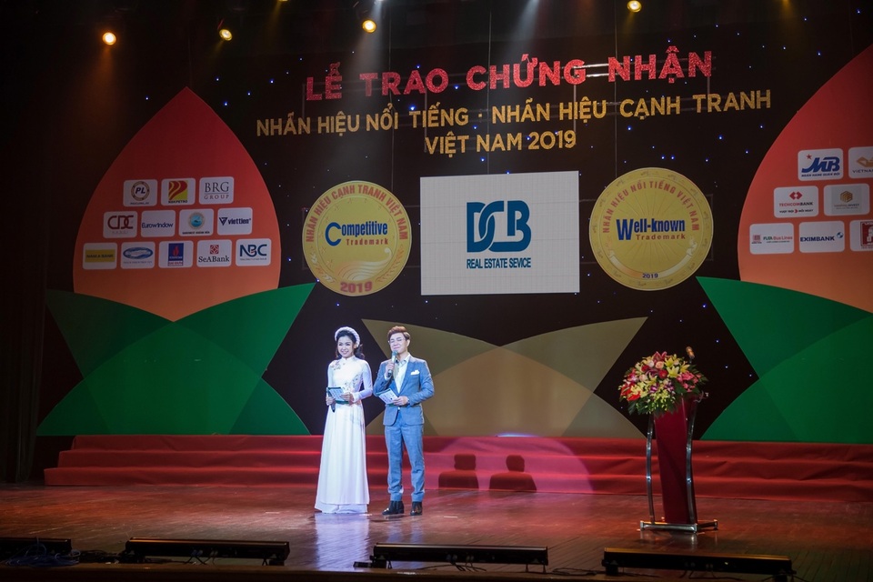 Chủ tịch Tập đoàn địa ốc DCB nhận giải thưởng nhãn hiệu nổi tiếng Việt Nam - 1 Chủ tịch Tập đoàn địa ốc DCB nhận giải thưởng nhãn hiệu nổi tiếng Việt Nam - 1
