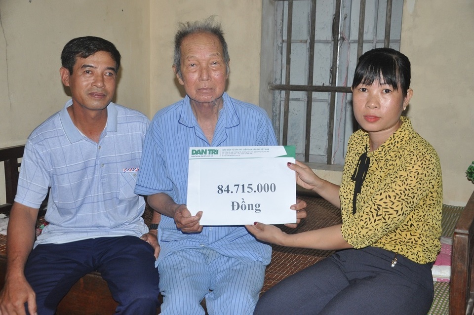 Ông bệnh tim chăm bà bị ung thư xúc động nhận số tiền gần 85 triệu đồng của bạn đọc giúp đỡ - 4 Ông bệnh tim chăm bà bị ung thư xúc động nhận số tiền gần 85 triệu đồng của bạn đọc giúp đỡ - 4