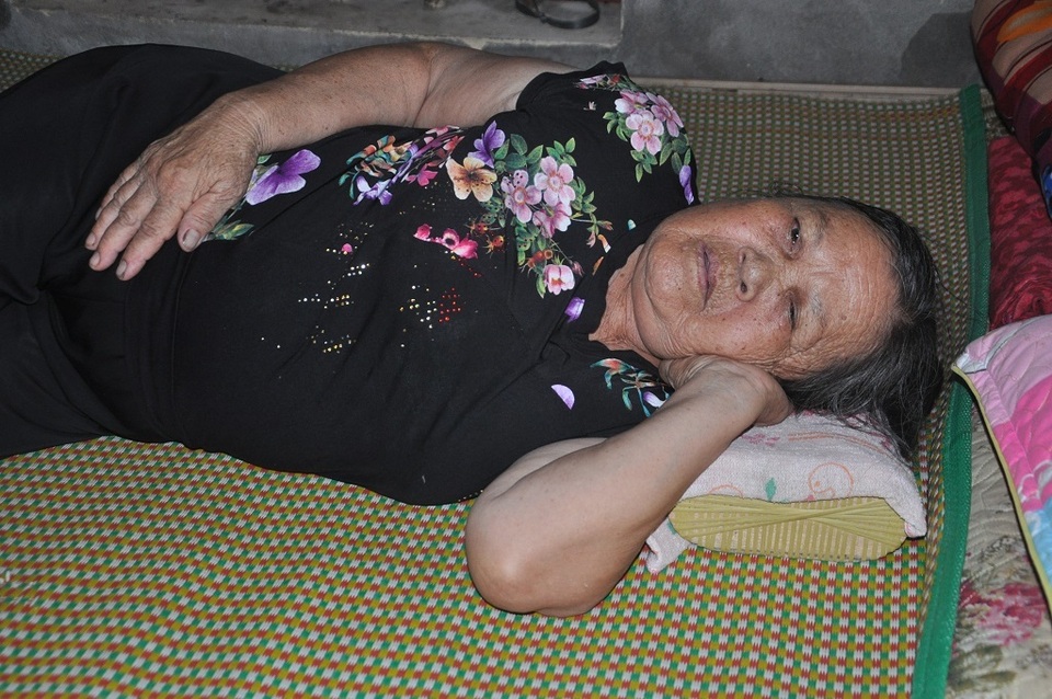 Ông bệnh tim chăm bà bị ung thư xúc động nhận số tiền gần 85 triệu đồng của bạn đọc giúp đỡ - 2 Ông bệnh tim chăm bà bị ung thư xúc động nhận số tiền gần 85 triệu đồng của bạn đọc giúp đỡ - 2
