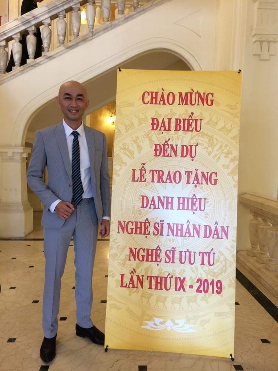 Các nghệ sĩ gạo cội được con cháu dìu đến nhận danh hiệu Nghệ sĩ Nhân dân - 11 Các nghệ sĩ gạo cội được con cháu dìu đến nhận danh hiệu Nghệ sĩ Nhân dân - 11