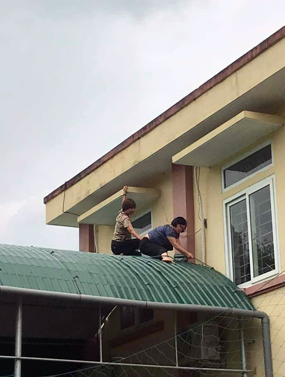 Cảm động cô giáo đội mưa leo lên mái cao gia cố lớp học “khắc chế” gió bão - 1 Cảm động cô giáo đội mưa leo lên mái cao gia cố lớp học “khắc chế” gió bão - 1
