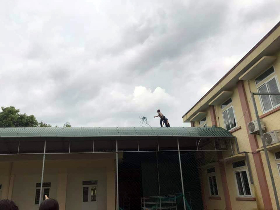 Cảm động cô giáo đội mưa leo lên mái cao gia cố lớp học “khắc chế” gió bão - 2 Cảm động cô giáo đội mưa leo lên mái cao gia cố lớp học “khắc chế” gió bão - 2