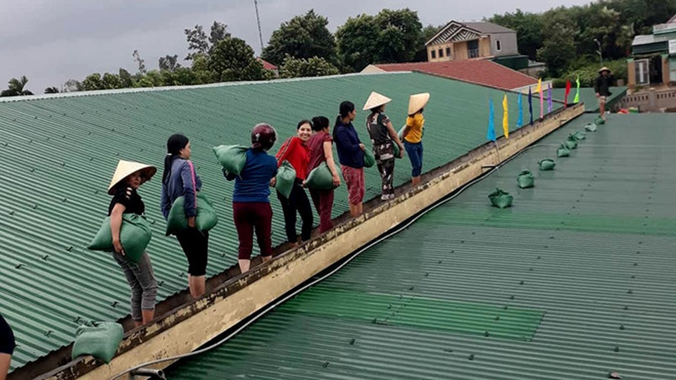 Cảm động cô giáo đội mưa leo lên mái cao gia cố lớp học “khắc chế” gió bão - 4 Cảm động cô giáo đội mưa leo lên mái cao gia cố lớp học “khắc chế” gió bão - 4