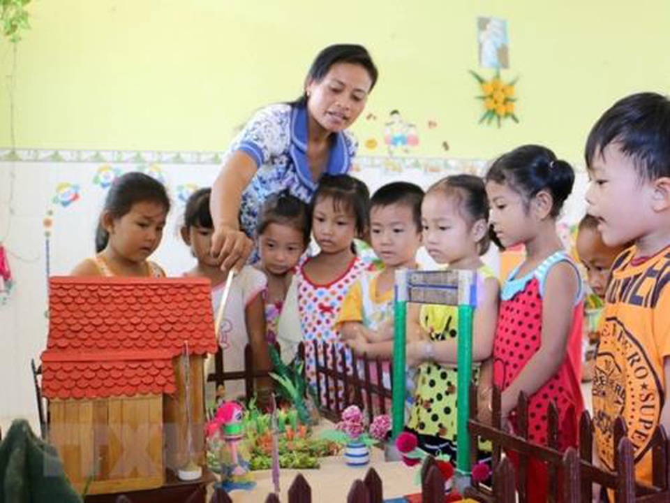 Vì sao Hà Tĩnh vẫn phải duy trì hàng trăm giáo viên mầm non dạng hợp đồng? - 1 Vì sao Hà Tĩnh vẫn phải duy trì hàng trăm giáo viên mầm non dạng hợp đồng? - 1