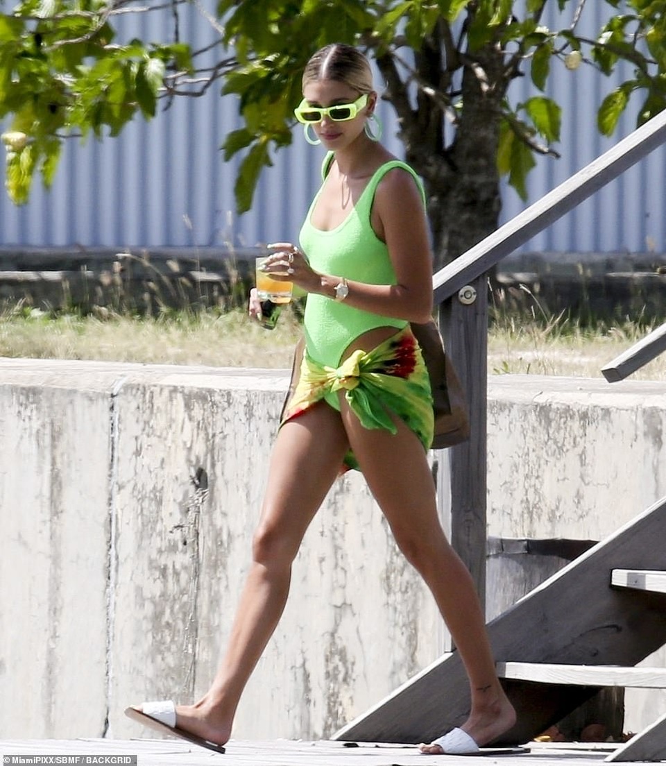 Hailey Bieber khoe dáng gợi cảm bên bạn thân Kendall Jenner - 3 Hailey Bieber khoe dáng gợi cảm bên bạn thân Kendall Jenner - 3