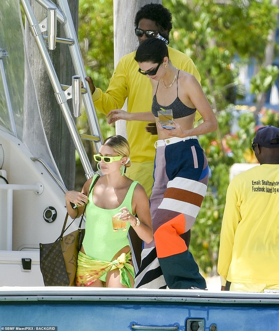 Hailey Bieber khoe dáng gợi cảm bên bạn thân Kendall Jenner - 7 Hailey Bieber khoe dáng gợi cảm bên bạn thân Kendall Jenner - 7