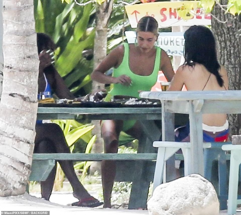 Hailey Bieber khoe dáng gợi cảm bên bạn thân Kendall Jenner - 8 Hailey Bieber khoe dáng gợi cảm bên bạn thân Kendall Jenner - 8