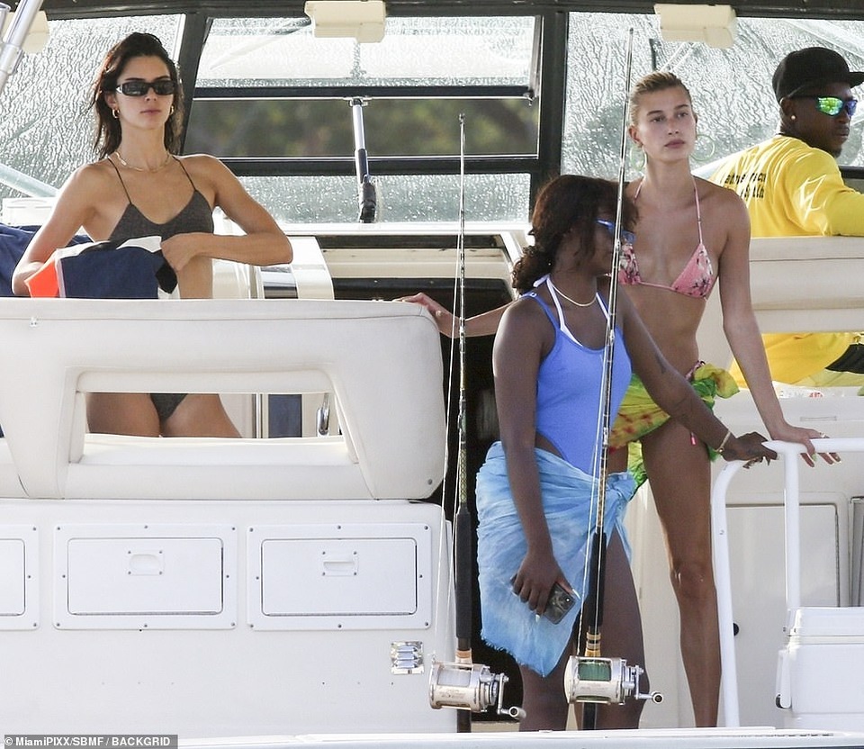 Hailey Bieber khoe dáng gợi cảm bên bạn thân Kendall Jenner - 9 Hailey Bieber khoe dáng gợi cảm bên bạn thân Kendall Jenner - 9