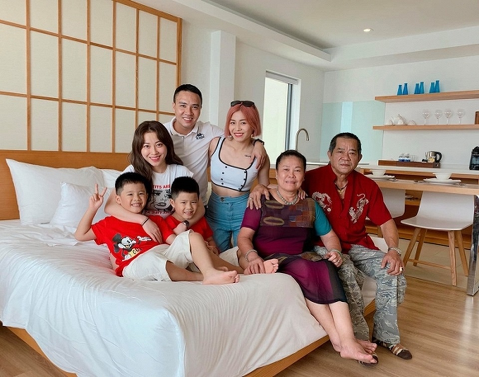 Dàn mỹ nhân Việt đồng loạt diện áo tắm khoe dáng bốc lửa bên “một nửa” - 11 Dàn mỹ nhân Việt đồng loạt diện áo tắm khoe dáng bốc lửa bên “một nửa” - 11