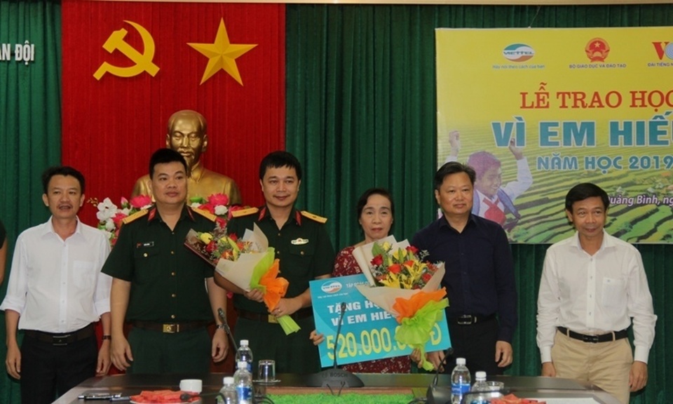 Học bổng “Vì em hiếu học” trao 520 triệu đồng đến học sinh nghèo Quảng Bình - 1 Học bổng “Vì em hiếu học” trao 520 triệu đồng đến học sinh nghèo Quảng Bình - 1