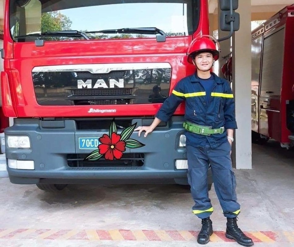 Bộ trưởng Bộ Công an gửi lời thăm viếng chiến sĩ PCCC hy sinh khi đang làm nhiệm vụ - 1 Bộ trưởng Bộ Công an gửi lời thăm viếng chiến sĩ PCCC hy sinh khi đang làm nhiệm vụ - 1