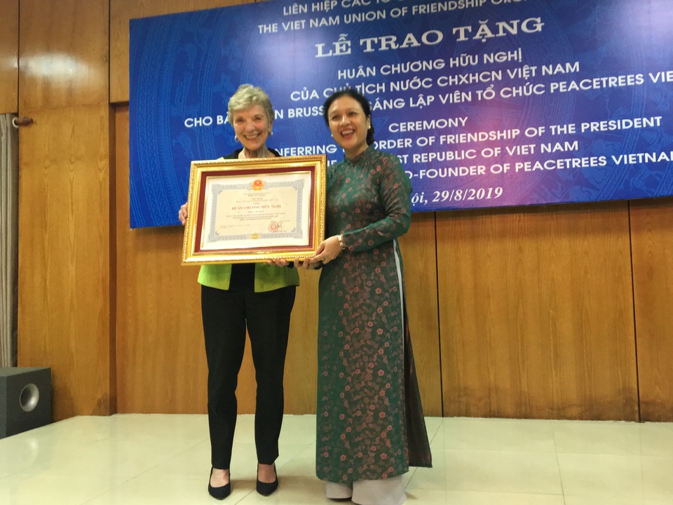 Người phụ nữ Mỹ 20 năm trồng “cây hòa bình” trên vùng đất bom đạn của Việt Nam - 1 Người phụ nữ Mỹ 20 năm trồng “cây hòa bình” trên vùng đất bom đạn của Việt Nam - 1