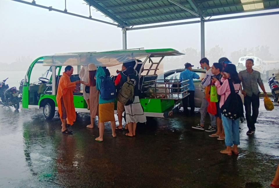 Tàu ra Phú Quốc ngừng chạy vì gió lớn, người dân lo tái diễn lụt lịch sử - 1